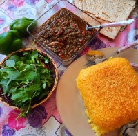 قورمه سبزی و برنج زعفرانی