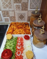 ماکارونی با سالاد شیرازی