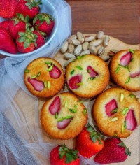 پای پسته و توت فرنگی