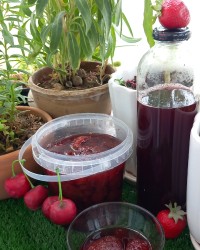 مربا و شربت توت فرنگی عکسها متفاوته
