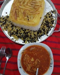 خورشت قیمه با ته دیگ سیب زمینی خلالی