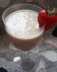 شیک موز و توت فرنگی