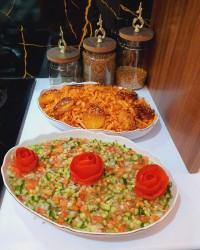 ماکارونی با ته دیگ سیب زمینی و سالاد شیرازی