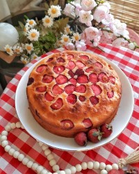 پای توت فرنگی با کرم پنیری