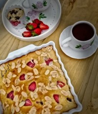 کیک توت فرنگی پنبه ای