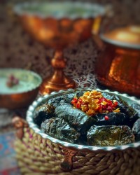 دلمه برگ مو با چاشنی رب انار و آلو