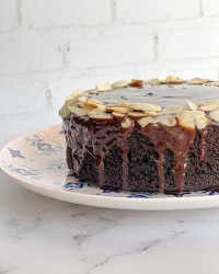 کیک شکلاتی بدون روغن و شیر