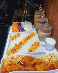 زرشک پلو با مرغ و سالاد