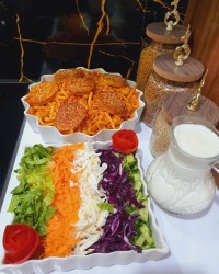 ماکارونی با ته دیگ سیب زمینی و سالاد فصل