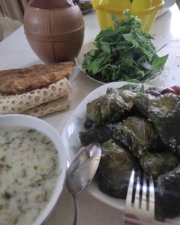 دلمه برگ مو با آش دوغ
