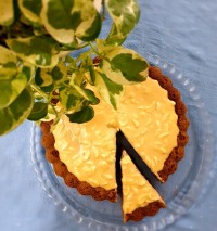 کیک با سس کارامل خانگی و بادام