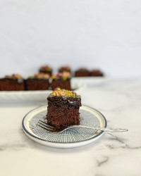 کیک شکلاتی همراه با سس شکلاتی