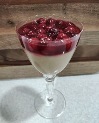 دسر نسکافه با سس آلبالو