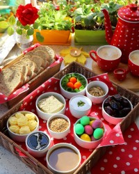 صبحونه تخم مرغ رنگی