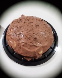 کیک شکلاتی با روکش خامه شکلاتی و موز