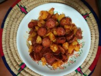 سوسیس و سیب زمینی.