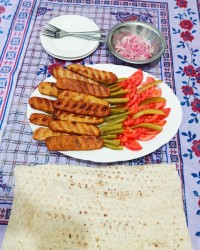 کوبیده مرغ مامان پز./جاتون خالی
 توودهن‌آب‌میشد.بس‌ک‌نرمولطیف‌بود