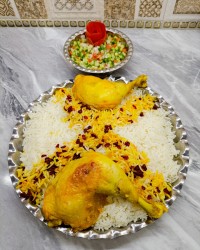 زرشک پلو با مرغ و سالاد شیرازی