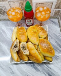 پیراشکی  قارچ و سوسیس و پنیر 