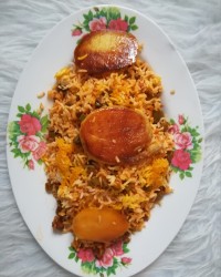 لوبیا پلو با ته دیگ سیب زمینی زعفرانی.