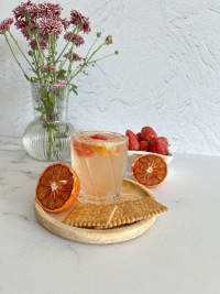 نوشیدنی بهاری (توت فرنگی و پرتقال)