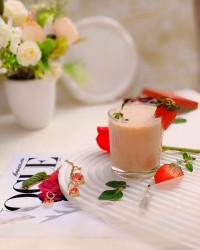 اسموتی موز و توت فرنگی