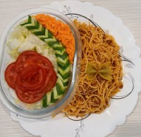 ماکارونی یا ماکارانی با سالاد