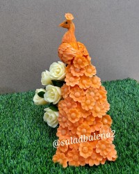 طاووس با هویج