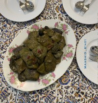 دلمه برگ مو اسفراینی با برگ درختای حیاط