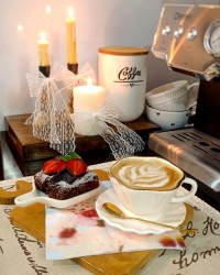 کیک شکلاتی و لاته