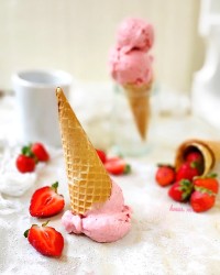 بستنی توت فرنگی با ثعلب