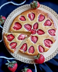 کیک‌توت‌فرنگی