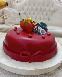 کیک تولد با فوندات و دسر دنت و ژله بستنی با طعم انگور وبلوبری?