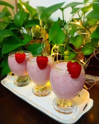 شیک پسته و توت فرنگی 