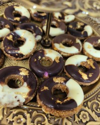 شیرینی بادام زمینی و شیر عسلی