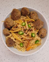 کوفته با نودل و سبزیجات