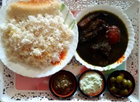 قرمه سبزی گیلانی و کته # ماست خیار ؛ ترشی ناز خاتون ؛ زیتون # بسی خوشمزه # جاتون سبز #