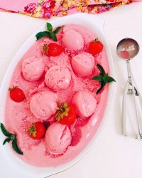 بستنی توت فرنگی