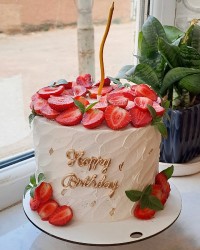 کیک تولد توت فرنگی 