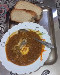 میرزا قاسمی با نان سرشیر محلی 