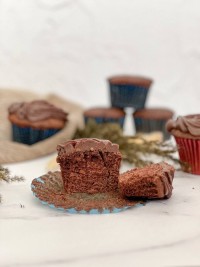 کاپ کیک شکلاتی همراه با کرم شکلاتی