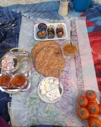 صبحانه من تو حیاط خانه 