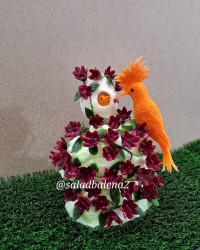 پرنده با هویج