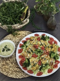 سالاد با سس آووکادو 