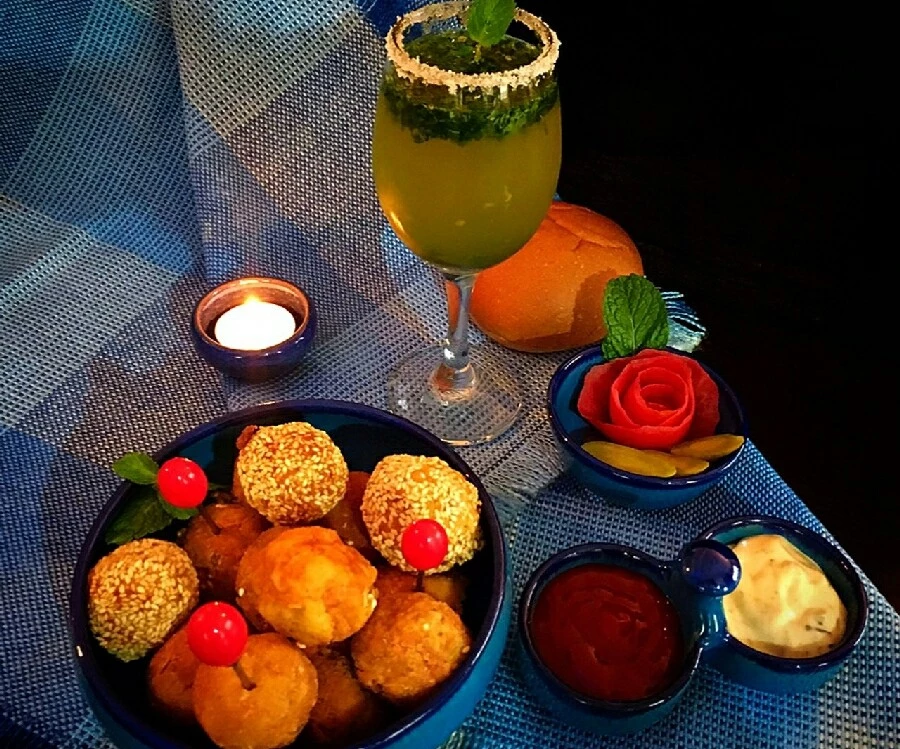عکس توپک سیب زمینی پنیری و نوشیدنی موهیتو