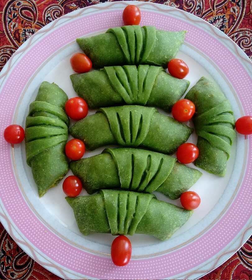 پیراشکی اسفناج با مرغ و پنیر