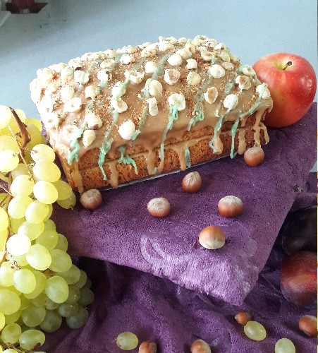 کیک فندق با سس کارامل