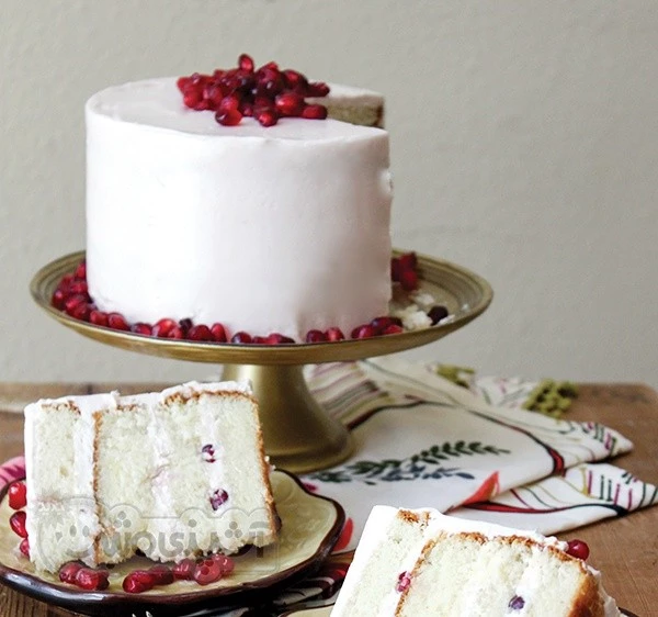 عکس کیک سفید با دانه های انار