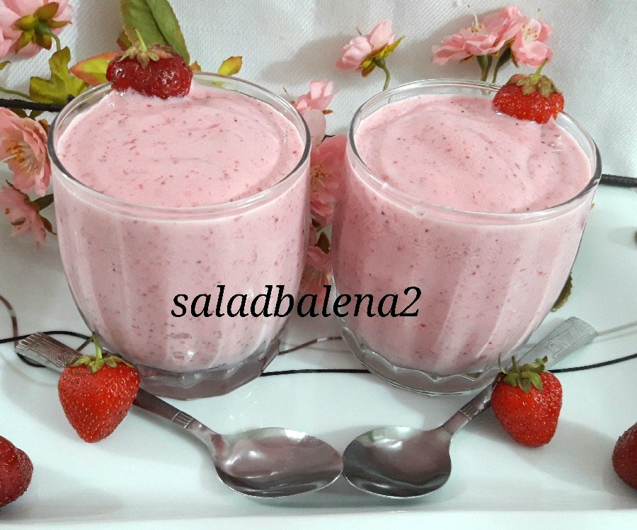 میلک شیک توت فرنگی