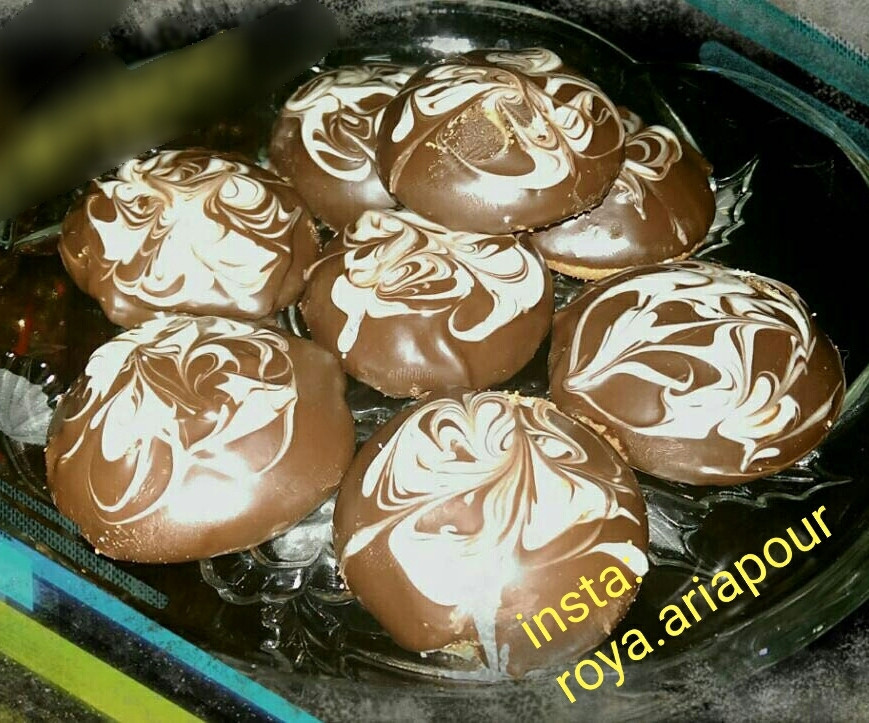 شیرینی شکلاتی مغزدار